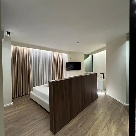 Alcazar Luxury 3* Vlorë
