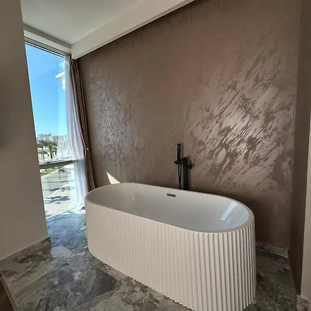 Alcazar Luxury 3* Vlorë